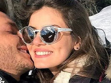 Está rolando? Camila Queiroz e Klebber Toledo se divertem na neve