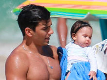 Marido de Deborah Secco leva a filha Maria Flor à praia no Rio