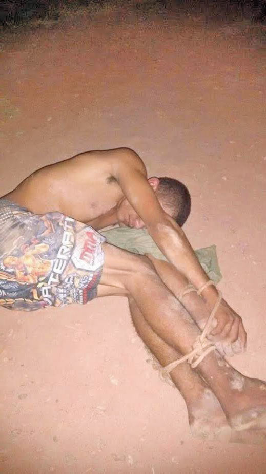 Bandido foi amarrado por populares (Crédito: Facebook)