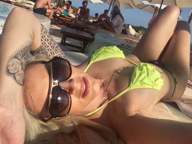 Luanda Fraga faz topless em Ibiza e mostra corpo em forma (Crédito: Reprodução)