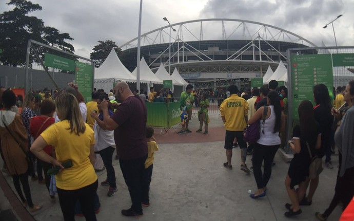 Entrada para Brasil x China já está normalizada no portão do setor Leste (Crédito: Globoesporte.com)