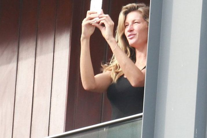 Sem maquiagem, Gisele Bündchen aparece em sacada de hotel