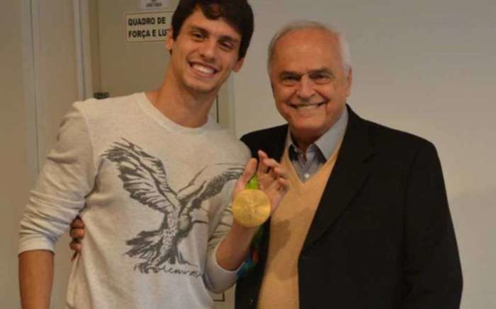 Rodrigo posa com a medalha de ouro olímpica (Crédito: Lance)