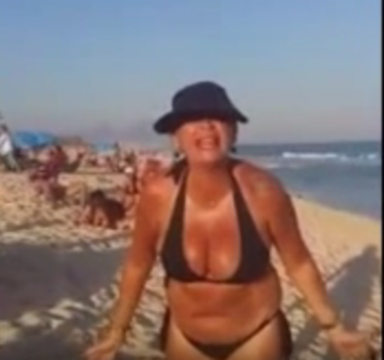 Mulher faz ofensas racistas em praia do Rio