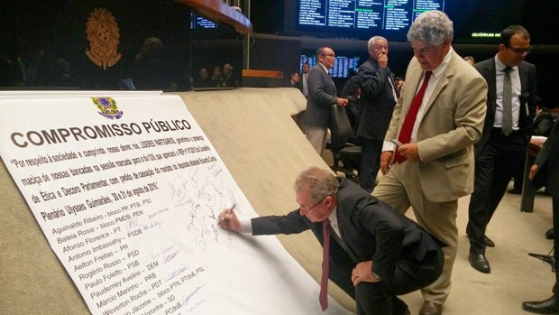 Deputados assinam cartaz fixado no plenário da Câmara (Crédito: G1)