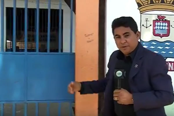 Repórter Ivan Lima foi até a escola arrombada (Crédito: Reprodução Rede MN)
