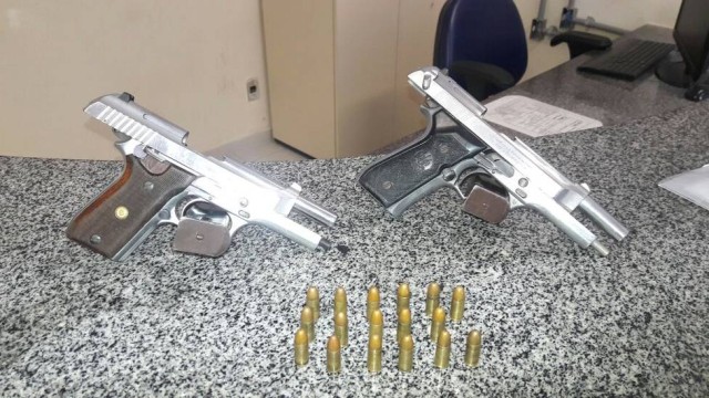 Casal de adolescentes é apreendido com armas na Rocinha (Crédito: Reprodução)