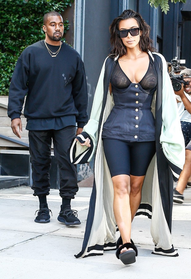 Kim Kardashian foi fotografada ao lado de Kanye West (Crédito: AKM-GSI)