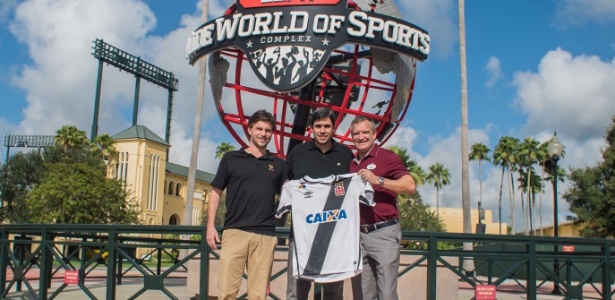 Euriquinho, filho de Eurico, com a camisa do Vasco ao lado de dirigentes do Florida Cup (Crédito: Reprodução)