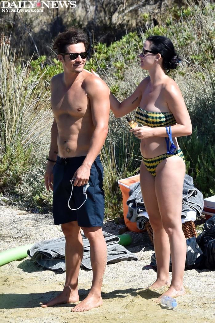Orlando Bloom curte praia pelado ao lado de Katy Perry (Crédito: Reprodução)