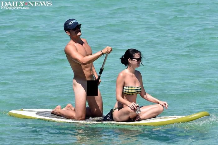 Orlando Bloom curte praia pelado ao lado de Katy Perry (Crédito: Reprodução)