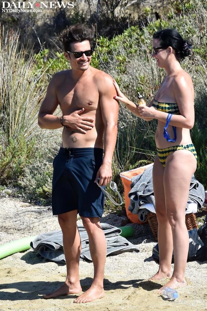 Orlando Bloom curte praia pelado ao lado de Katy Perry (Crédito: Reprodução)