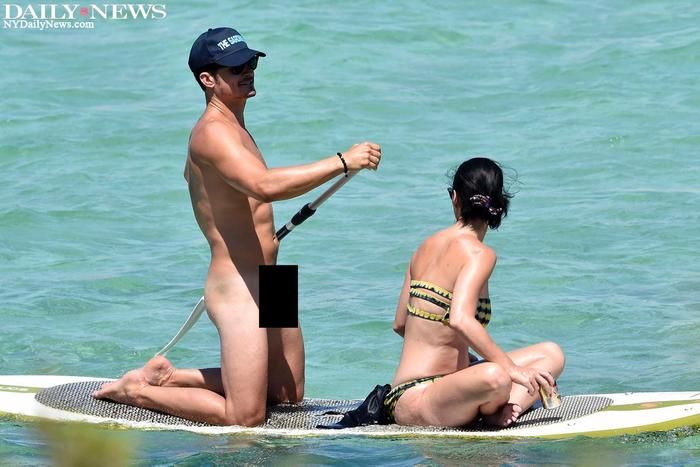 Orlando Bloom curte praia pelado ao lado de Katy Perry (Crédito: Reprodução)