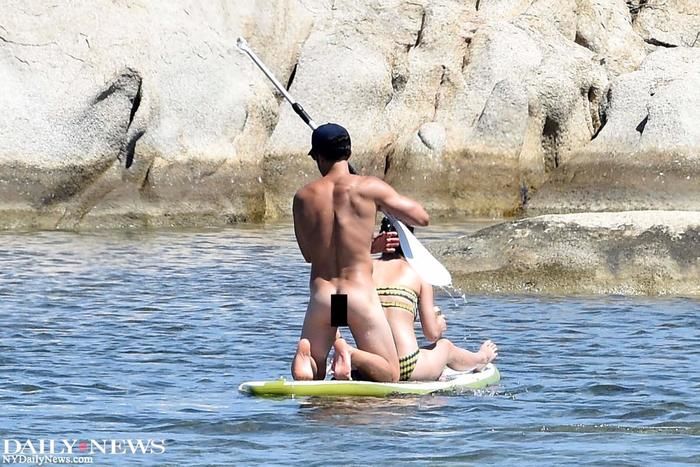 Orlando Bloom curte praia pelado ao lado de Katy Perry (Crédito: Reprodução)