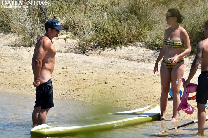 Orlando Bloom curte praia pelado ao lado de Katy Perry (Crédito: Reprodução)