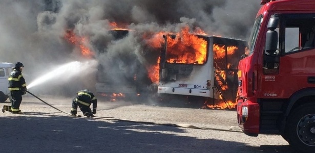 Na última semana, 8 ônibus foram queimados (Crédito: Uol)