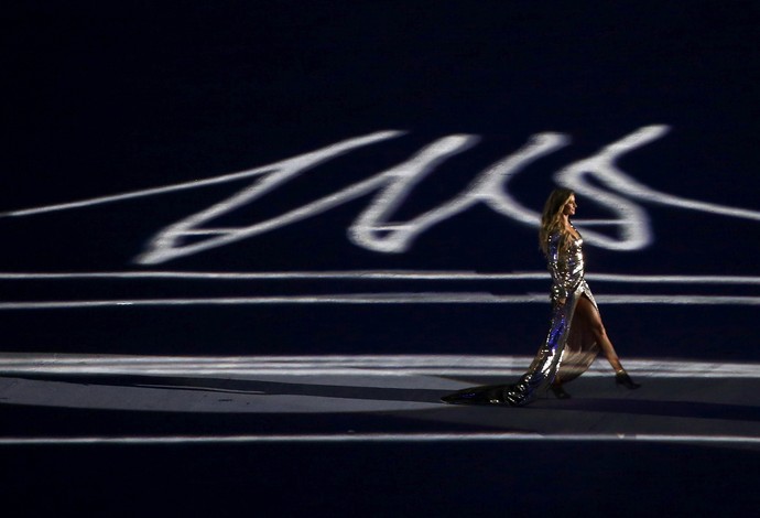 Gisele Bündchen arrasou na cerimônia de abertura (Crédito: Reuters)
