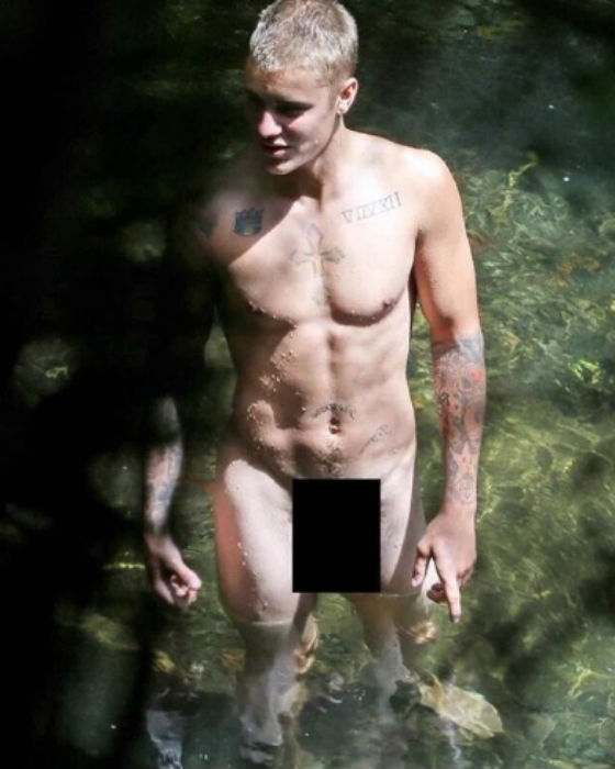 Justin foi flagrado nu nesta sexta-feira (Crédito: Reprodução)