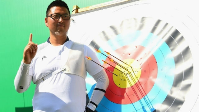 Kim Woo-Jin posa após fazer história no tiro com arco nos Jogos do Rio (Crédito: Getty)