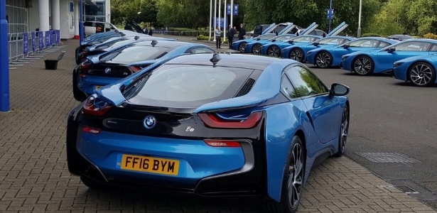 Carros foram dados aos jogadores do Leicester pela conquista do Campeonato Inglês (Crédito: Reprodução)