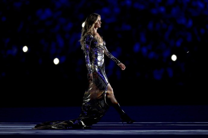 Gisele Bündchen arrasou na cerimônia de abertura (Crédito: Reuters)