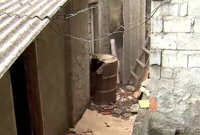 Corpo de idosa é encontrado dentro de tambor em casa abandonada (Crédito: Reprodução)