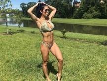 Bella Falconi exibe o abdômen sarado em foto de biquíni