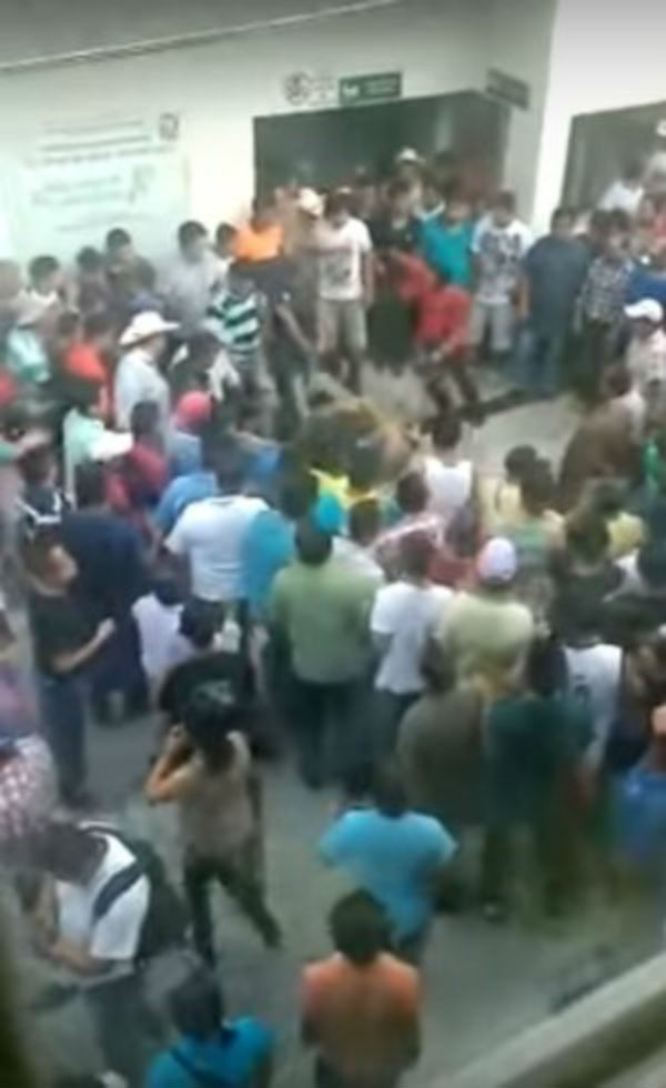 Multidão invadiu hospital e puxou homem para rua