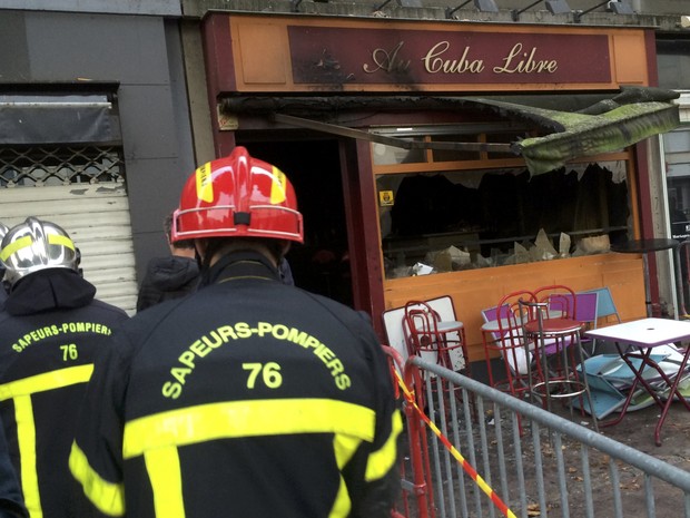 Bombeiros em frente ao bar Au Cuba Libre, onde 13 pessoas morreram e seis ficaram feridas após incêndio