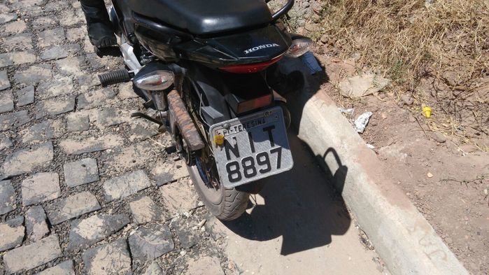 Jovens são presos com moto roubada na zona Sudeste de Teresina (Crédito: Reprodução)
