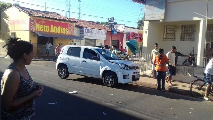 Moto conduzida por menor invade preferencial e provoca acidente (Crédito: Reprodução)