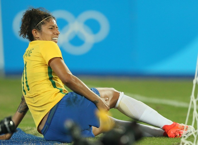 Atleta sentou após sentir dores (Crédito: Reprodução)