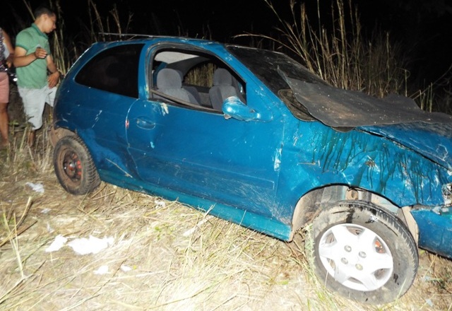 Carro capota em curva e motorista é socorrido por populares (Crédito: Reprodução)