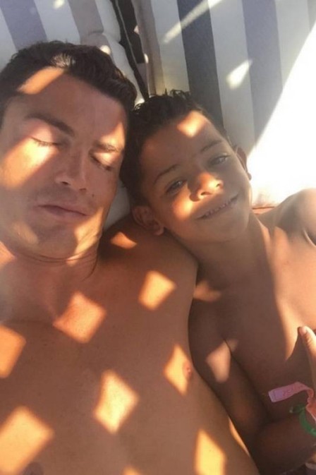 Cristiano Ronaldo e o filho (Crédito: Reprodução)