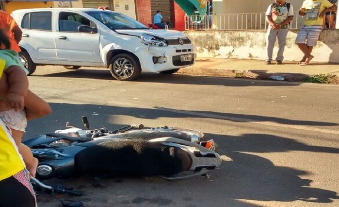 Moto conduzida por menor invade preferencial e provoca acidente (Crédito: Reprodução)