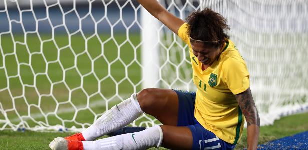 Atleta sentou após sentir dores (Crédito: Reprodução)