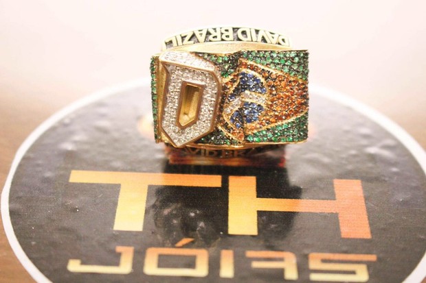 David Brazil ganha anel com 102 diamantes avaliado em R$ 40 mil (Crédito: Reprodução)