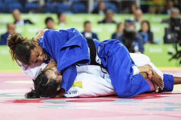 A judoca brasileira Rafaela Silva conquista a medalha de ouro no judô após vencer Sumiya Dorjsuren da Mongólia na categoria até 57K (Crédito: Reuters)