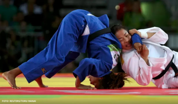 A judoca brasileira Rafaela Silva conquista a medalha de ouro no judô após vencer Sumiya Dorjsuren da Mongólia na categoria até 57K (Crédito: Reuters)