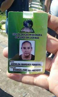Crachá encontrado próximo do corpo