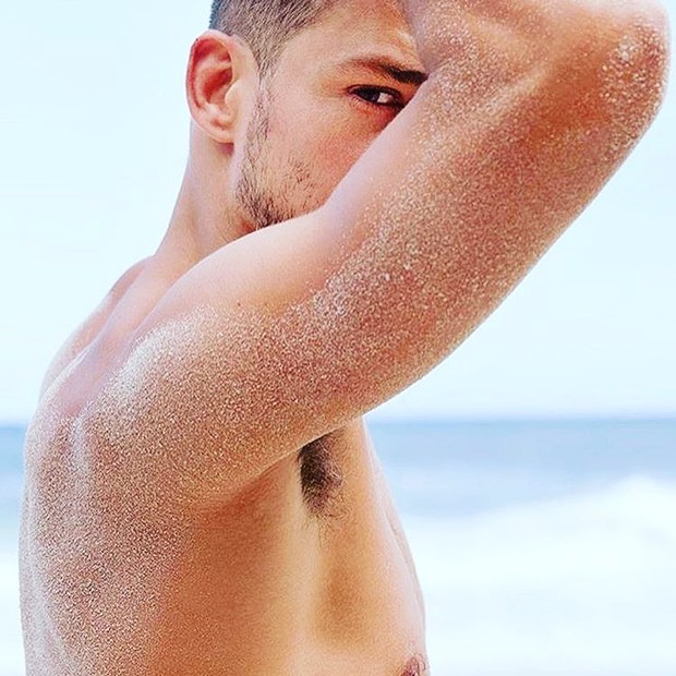 Cauã Reymond sensualiza em foto e arranca elogios de seguidores (Crédito: Reprodução)