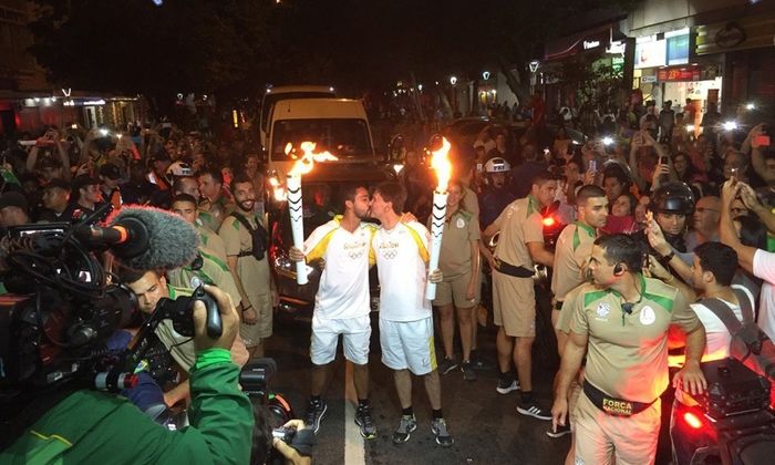 Beijo gay no revezamento da tocha (Crédito: Reprodução)