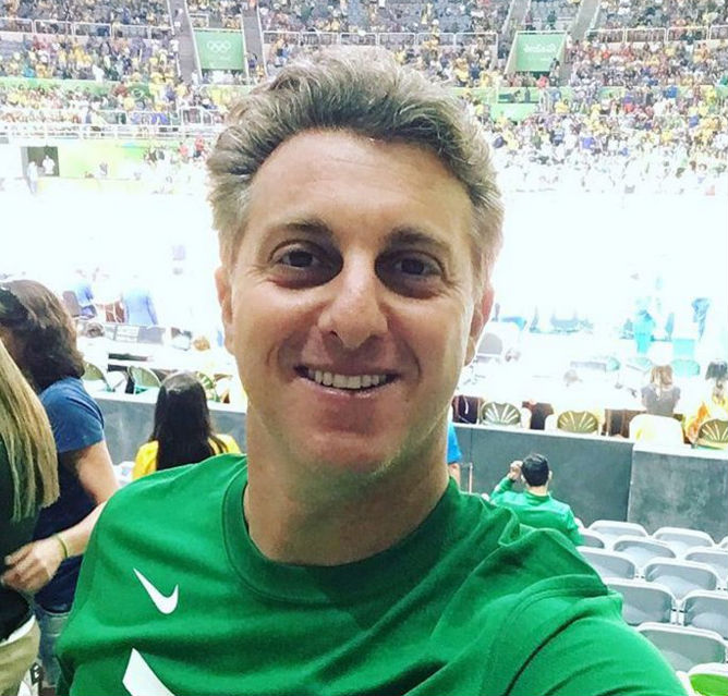 Luciano Huck é vaiado em estádio olímpico durante jogo de volêi (Crédito: Reprodução)