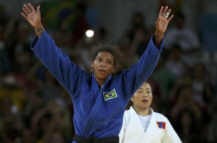 A judoca brasileira Rafaela Silva conquista a medalha de ouro no judô após vencer Sumiya Dorjsuren da Mongólia na categoria até 57Kg (Crédito: Reuters)