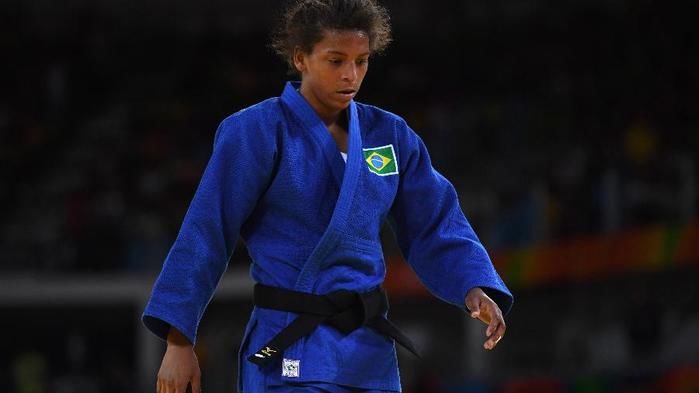 A judoca brasileira Rafaela Silva conquista a medalha de ouro no judô após vencer Sumiya Dorjsuren da Mongólia na categoria até 57K (Crédito: Reuters)