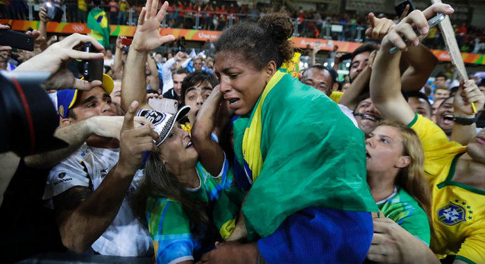 Rafaela Silva conquista medalha de ouro (Crédito: AP)