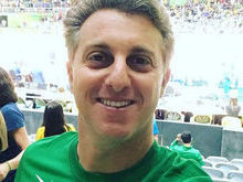 Luciano Huck é vaiado em estádio olímpico durante jogo de volêi