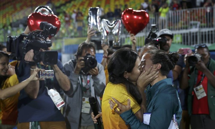 Jogadora de rúgbi é pedida em casamento pela namorada na Rio 2016 (Crédito: Reprodução)