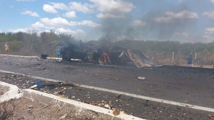 Restos do carro forte que foi explodido (Crédito: Polícia Civil)