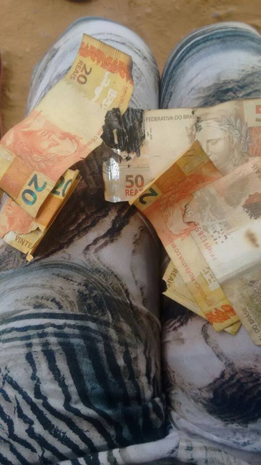 Dinheiro danificado com a explosão (Crédito: Polícia Civil)